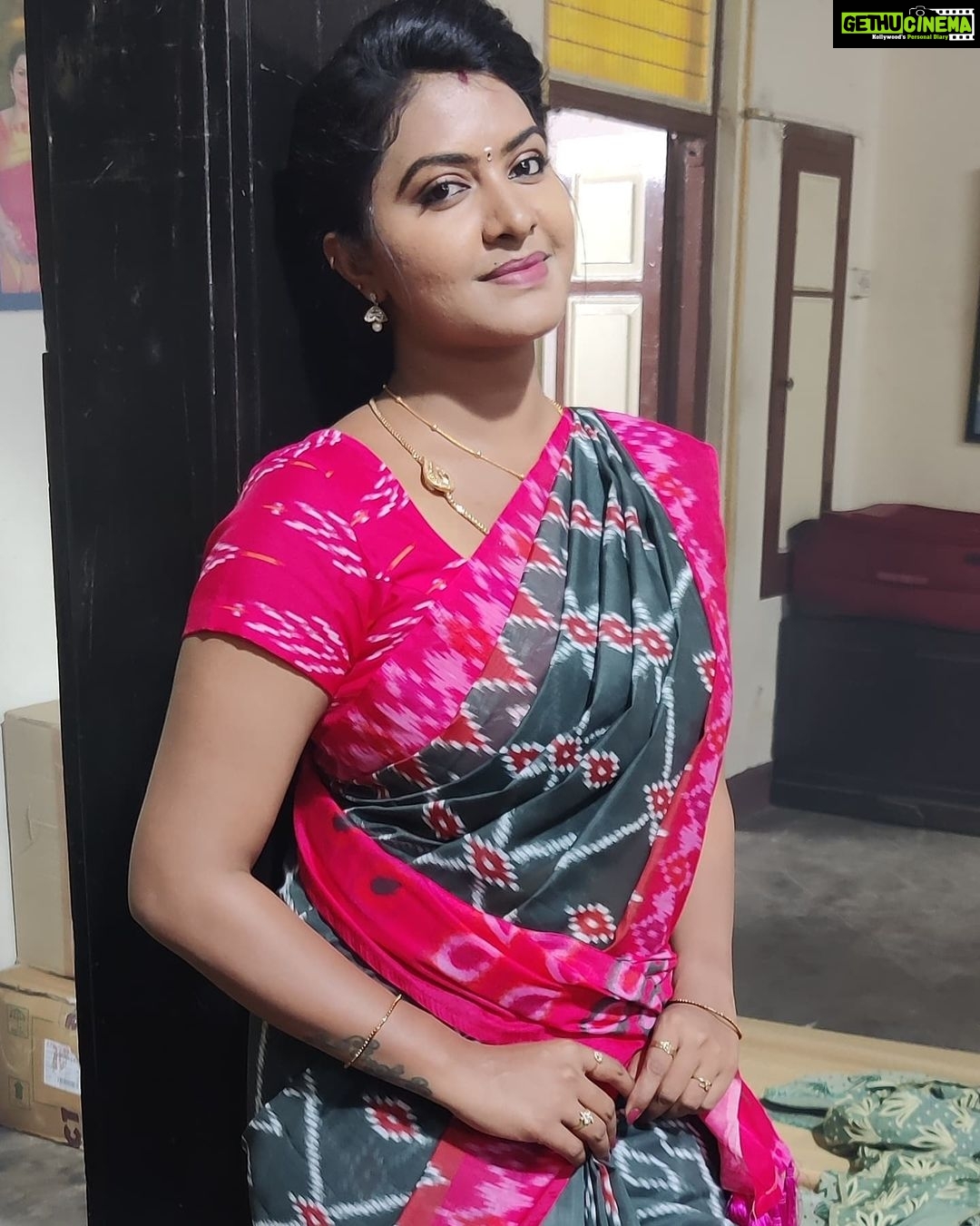 Rachitha Mahalakshmi Instagram - Adae thoon.... Adae Maddi.... Adae kadavu... Adae vedhu..... π°π°π°π°π°π° π³π³π³π³ Ahaaaaaa marubudiyuma...... π₯΅π₯΅π₯΅π₯΅ : Hmmmm yengaeyum pogalae innum ingayae tha irukae.... ana illae pa..... π€·π»ββοΈ Note - abt me in NINI !! Just bcz of few rumours I can't say I will step out .... !! So pora varaikum povom....... π€Thana stop Achu na pathukalam.... So adhu varaikum yenna konjum free aaa vidungae..... ππ Idae oru Periya news panni, no use actually! NINI Vittu Porangae porangae nu solli solli yenna neengalae pogavechuidduvingae poliyae.....π€¦π»ββοΈ : Namaku adi onnu pudusu illiyae.......π€π€π€π€π€ pappom yenna tha nadakum nu..... π Just going with d flow.... support panna Neengaeyella irukingae lae Yedhu nadandalum pathukalam..... πͺπͺπͺπ€π€π€π€π€ #Sareelove πππ @yaalaboutique