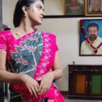 Rachitha Mahalakshmi Instagram - Adae thoon.... Adae Maddi.... Adae kadavu... Adae vedhu..... 😰😰😰😰😰😰 😳😳😳😳 Ahaaaaaa marubudiyuma...... 🥵🥵🥵🥵 : Hmmmm yengaeyum pogalae innum ingayae tha irukae.... ana illae pa..... 🤷🏻‍♀️ Note - abt me in NINI !! Just bcz of few rumours I can't say I will step out .... !! So pora varaikum povom....... 🤞Thana stop Achu na pathukalam.... So adhu varaikum yenna konjum free aaa vidungae..... 🙏🙌 Idae oru Periya news panni, no use actually! NINI Vittu Porangae porangae nu solli solli yenna neengalae pogavechuidduvingae poliyae.....🤦🏻‍♀️ : Namaku adi onnu pudusu illiyae.......🤕🤕🤕🤕🤕 pappom yenna tha nadakum nu..... 🙄 Just going with d flow.... support panna Neengaeyella irukingae lae Yedhu nadandalum pathukalam..... 💪💪💪🤞🤞🤞🤞🤞 #Sareelove 👉👉👉 @yaalaboutique