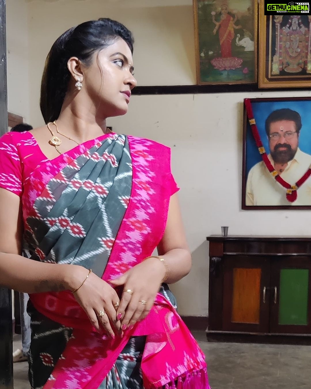 Rachitha Mahalakshmi Instagram - Adae thoon.... Adae Maddi.... Adae kadavu... Adae vedhu..... π°π°π°π°π°π° π³π³π³π³ Ahaaaaaa marubudiyuma...... π₯΅π₯΅π₯΅π₯΅ : Hmmmm yengaeyum pogalae innum ingayae tha irukae.... ana illae pa..... π€·π»ββοΈ Note - abt me in NINI !! Just bcz of few rumours I can't say I will step out .... !! So pora varaikum povom....... π€Thana stop Achu na pathukalam.... So adhu varaikum yenna konjum free aaa vidungae..... ππ Idae oru Periya news panni, no use actually! NINI Vittu Porangae porangae nu solli solli yenna neengalae pogavechuidduvingae poliyae.....π€¦π»ββοΈ : Namaku adi onnu pudusu illiyae.......π€π€π€π€π€ pappom yenna tha nadakum nu..... π Just going with d flow.... support panna Neengaeyella irukingae lae Yedhu nadandalum pathukalam..... πͺπͺπͺπ€π€π€π€π€ #Sareelove πππ @yaalaboutique