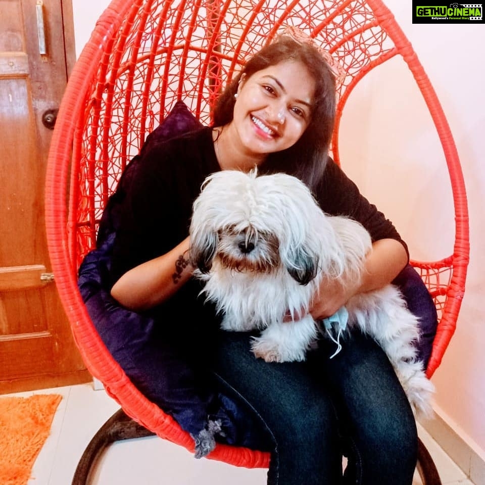 Rachitha Mahalakshmi Instagram - Namba vettu 🐕kutti ya irrunda yennae , pakkatha vettu 🐕kutti ya irrunda yenna.... 🤷🏻♀️ Namba koodae konjum friend agi namba yaedukara photo ku anda 🐕kutti pose kudutha namaku adhu podumae...... 😜🥰🥰🥰🥰🥰🥰🥰 #petlover #pawlove