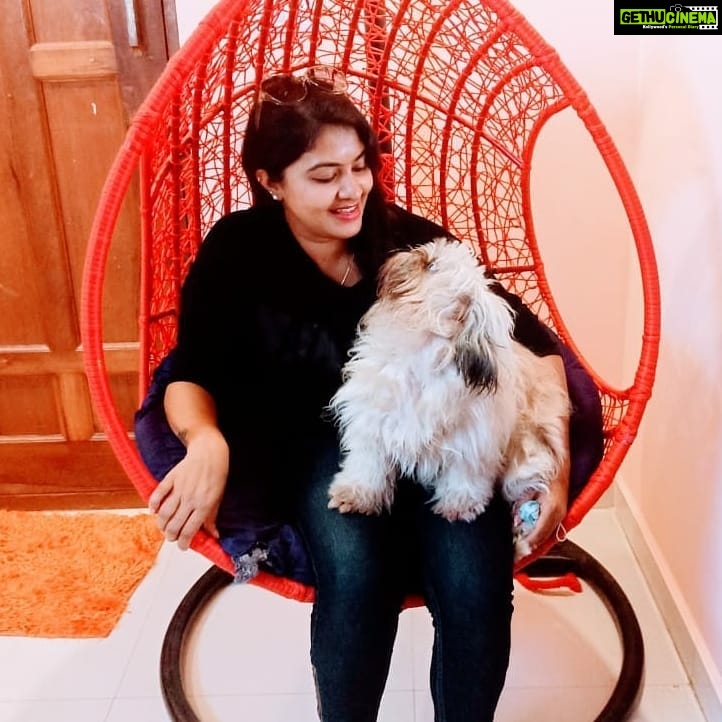 Rachitha Mahalakshmi Instagram - Namba vettu 🐕kutti ya irrunda yennae , pakkatha vettu 🐕kutti ya irrunda yenna.... 🤷🏻♀️ Namba koodae konjum friend agi namba yaedukara photo ku anda 🐕kutti pose kudutha namaku adhu podumae...... 😜🥰🥰🥰🥰🥰🥰🥰 #petlover #pawlove
