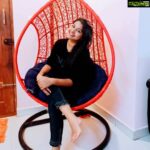 Rachitha Mahalakshmi Instagram - Namba vettu 🐕kutti ya irrunda yennae , pakkatha vettu 🐕kutti ya irrunda yenna.... 🤷🏻‍♀️ Namba koodae konjum friend agi namba yaedukara photo ku anda 🐕kutti pose kudutha namaku adhu podumae...... 😜🥰🥰🥰🥰🥰🥰🥰 #petlover #pawlove