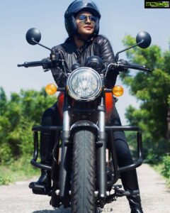 Rachitha Mahalakshmi Instagram - 🌟Some PPL know my name,not my story...
Some might have heard what I've done,but not what I've been through...... so judge less.... love more .... 🌟
Start Living ur dreams.... 😇😇😇😇😇
:
Ruddy mornings 🔥🔥🔥🔥🔥🔥🔥
:
#royalenfield 
#royalenfieldlovers
#womenbikers 
#womenonbikes 
#girltraveler 
#indiangirltrip