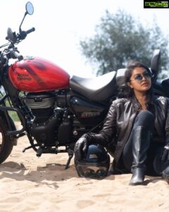 Rachitha Mahalakshmi Instagram - 🌟Some PPL know my name,not my story...
Some might have heard what I've done,but not what I've been through...... so judge less.... love more .... 🌟
Start Living ur dreams.... 😇😇😇😇😇
:
Ruddy mornings 🔥🔥🔥🔥🔥🔥🔥
:
#royalenfield 
#royalenfieldlovers
#womenbikers 
#womenonbikes 
#girltraveler 
#indiangirltrip