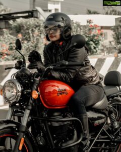 Rachitha Mahalakshmi Instagram - 🌟Some PPL know my name,not my story...
Some might have heard what I've done,but not what I've been through...... so judge less.... love more .... 🌟
Start Living ur dreams.... 😇😇😇😇😇
:
Ruddy mornings 🔥🔥🔥🔥🔥🔥🔥
:
#royalenfield 
#royalenfieldlovers
#womenbikers 
#womenonbikes 
#girltraveler 
#indiangirltrip