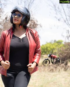 Rachitha Mahalakshmi Instagram - 🌟Some PPL know my name,not my story...
Some might have heard what I've done,but not what I've been through...... so judge less.... love more .... 🌟
Start Living ur dreams.... 😇😇😇😇😇
:
Ruddy mornings 🔥🔥🔥🔥🔥🔥🔥
:
#royalenfield 
#royalenfieldlovers
#womenbikers 
#womenonbikes 
#girltraveler 
#indiangirltrip