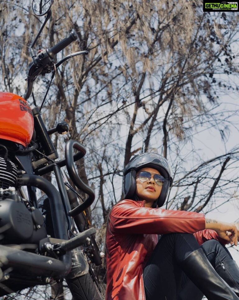 Rachitha Mahalakshmi Instagram - 🌟Some PPL know my name,not my story... Some might have heard what I've done,but not what I've been through...... so judge less.... love more .... 🌟 Start Living ur dreams.... 😇😇😇😇😇 : Ruddy mornings 🔥🔥🔥🔥🔥🔥🔥 : #royalenfield #royalenfieldlovers #womenbikers #womenonbikes #girltraveler #indiangirltrip