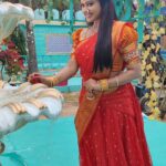 Rachitha Mahalakshmi Instagram - ವರಮಹಾಲಕ್ಷ್ಮಿ ಹಬ್ಬದ ಹಾರ್ಧಿಕ ಶುಭಾಶಯಗಳು .... 🥰🥰🥰🥰🥰🥰🙏🙏🙏🙏🙏🙏 : Some clicks from our Ranganayaka movie song shoot 🎥📸🎬🎭 🥰🥰🥰🥰🥰 : Loving d way it's been picturing..... "1970's " pattern.... That ethnic style, that retro feel, Evocative look..... just d way I love 🥰🥰🥰🥰 : Let all ur blessings be with our team 🥰🙏🙏🙏🙏🙏🙏🙏🙏🙏🙏🙏 @directorguruprasad @imran_sardhariya @anjaliraj6869 actor_jaggesh 🙏👍👍👍👍👍