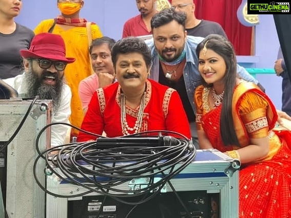 Rachitha Mahalakshmi Instagram - Yessss kick started ರಂಗನಾಯಕ movie 😇😇😇😇😇😇😇😇 🤞🤞🤞🤞🤞🤞 Shower ur blessings darlings...... 🙌🙌🙌🙌 Happy team... Happy me 😇😇😇😇 @imran_sardhariya @directorguruprasad 😇😇😇 actor_jaggesh 🙌🙌🙌 Costume by @anjaliraj6869 😇 #Ranganayaka