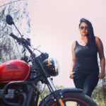 Rachitha Mahalakshmi Instagram - Pain shapes a woman into a warrior 💪🔥🔥🔥🔥🔥 Independence🇮🇳- "It's not about doing ur own thing... It's about doing d right thing on ur own.... " 💪🔥💪🔥💪🔥💪🔥😇 : Captured by @_harini_captures 📸🥰🥰🥰 : @chennai_bikers_official @chennai_bulls_svbz @chennaibulls #Ruddydaries #royalenfield #chennaibulls #womenonbikes #womenbikers