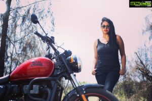Rachitha Mahalakshmi Instagram - Pain shapes a woman into a warrior 💪🔥🔥🔥🔥🔥
Independence🇮🇳- "It's not about doing ur own thing... It's about doing d right thing on ur own.... " 
💪🔥💪🔥💪🔥💪🔥😇
:
Captured by @_harini_captures 📸🥰🥰🥰
:
@chennai_bikers_official
@chennai_bulls_svbz 
@chennaibulls 
#Ruddydaries
#royalenfield 
#chennaibulls 
#womenonbikes 
#womenbikers