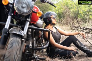 Rachitha Mahalakshmi Instagram - Pain shapes a woman into a warrior 💪🔥🔥🔥🔥🔥
Independence🇮🇳- "It's not about doing ur own thing... It's about doing d right thing on ur own.... " 
💪🔥💪🔥💪🔥💪🔥😇
:
Captured by @_harini_captures 📸🥰🥰🥰
:
@chennai_bikers_official
@chennai_bulls_svbz 
@chennaibulls 
#Ruddydaries
#royalenfield 
#chennaibulls 
#womenonbikes 
#womenbikers