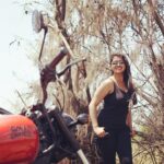 Rachitha Mahalakshmi Instagram - Pain shapes a woman into a warrior 💪🔥🔥🔥🔥🔥 Independence🇮🇳- "It's not about doing ur own thing... It's about doing d right thing on ur own.... " 💪🔥💪🔥💪🔥💪🔥😇 : Captured by @_harini_captures 📸🥰🥰🥰 : @chennai_bikers_official @chennai_bulls_svbz @chennaibulls #Ruddydaries #royalenfield #chennaibulls #womenonbikes #womenbikers