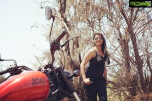 Rachitha Mahalakshmi Instagram - Pain shapes a woman into a warrior 💪🔥🔥🔥🔥🔥
Independence🇮🇳- "It's not about doing ur own thing... It's about doing d right thing on ur own.... " 
💪🔥💪🔥💪🔥💪🔥😇
:
Captured by @_harini_captures 📸🥰🥰🥰
:
@chennai_bikers_official
@chennai_bulls_svbz 
@chennaibulls 
#Ruddydaries
#royalenfield 
#chennaibulls 
#womenonbikes 
#womenbikers