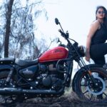 Rachitha Mahalakshmi Instagram - Pain shapes a woman into a warrior 💪🔥🔥🔥🔥🔥 Independence🇮🇳- "It's not about doing ur own thing... It's about doing d right thing on ur own.... " 💪🔥💪🔥💪🔥💪🔥😇 : Captured by @_harini_captures 📸🥰🥰🥰 : @chennai_bikers_official @chennai_bulls_svbz @chennaibulls #Ruddydaries #royalenfield #chennaibulls #womenonbikes #womenbikers