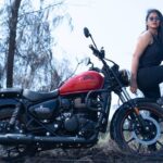 Rachitha Mahalakshmi Instagram – Pain shapes a woman into a warrior 💪🔥🔥🔥🔥🔥
Independence🇮🇳- “It’s not about doing ur own thing… It’s about doing d right thing on ur own…. ” 
💪🔥💪🔥💪🔥💪🔥😇
:
Captured by @_harini_captures 📸🥰🥰🥰
:
@chennai_bikers_official
@chennai_bulls_svbz 
@chennaibulls 
#Ruddydaries
#royalenfield 
#chennaibulls 
#womenonbikes 
#womenbikers