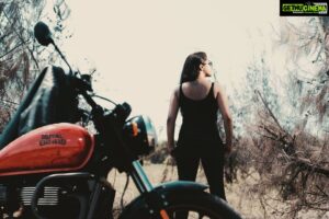 Rachitha Mahalakshmi Instagram - Pain shapes a woman into a warrior 💪🔥🔥🔥🔥🔥
Independence🇮🇳- "It's not about doing ur own thing... It's about doing d right thing on ur own.... " 
💪🔥💪🔥💪🔥💪🔥😇
:
Captured by @_harini_captures 📸🥰🥰🥰
:
@chennai_bikers_official
@chennai_bulls_svbz 
@chennaibulls 
#Ruddydaries
#royalenfield 
#chennaibulls 
#womenonbikes 
#womenbikers