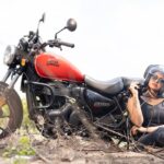 Rachitha Mahalakshmi Instagram - Pain shapes a woman into a warrior 💪🔥🔥🔥🔥🔥 Independence🇮🇳- "It's not about doing ur own thing... It's about doing d right thing on ur own.... " 💪🔥💪🔥💪🔥💪🔥😇 : Captured by @_harini_captures 📸🥰🥰🥰 : @chennai_bikers_official @chennai_bulls_svbz @chennaibulls #Ruddydaries #royalenfield #chennaibulls #womenonbikes #womenbikers