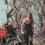 Rachitha Mahalakshmi Instagram - Pain shapes a woman into a warrior 💪🔥🔥🔥🔥🔥 Independence🇮🇳- "It's not about doing ur own thing... It's about doing d right thing on ur own.... " 💪🔥💪🔥💪🔥💪🔥😇 : Captured by @_harini_captures 📸🥰🥰🥰 : @chennai_bikers_official @chennai_bulls_svbz @chennaibulls #Ruddydaries #royalenfield #chennaibulls #womenonbikes #womenbikers