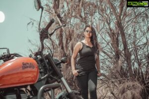 Rachitha Mahalakshmi Instagram - Pain shapes a woman into a warrior 💪🔥🔥🔥🔥🔥
Independence🇮🇳- "It's not about doing ur own thing... It's about doing d right thing on ur own.... " 
💪🔥💪🔥💪🔥💪🔥😇
:
Captured by @_harini_captures 📸🥰🥰🥰
:
@chennai_bikers_official
@chennai_bulls_svbz 
@chennaibulls 
#Ruddydaries
#royalenfield 
#chennaibulls 
#womenonbikes 
#womenbikers