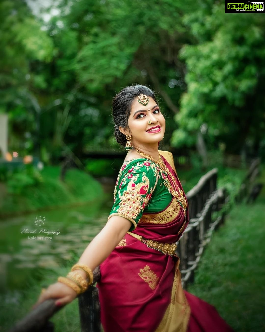 Rachitha Mahalakshmi Instagram - Makeup is to magnify d beauty that already exists.......๐๐๐๐๐ Complete bridal look.... created by ๐ : Mua @kalaiartistry ๐ : Hair @mani_stylist_ ๐ : @dhanush__photography ๐ธ : Saree @prahlasilks : Blouse @kalpana_bridal__blouse : Jewels @vivahbridalcollections : Flowers @reesribridalflowers : #supportwomenentrepreneurs๐๐ผ๐ช๐ป ๐