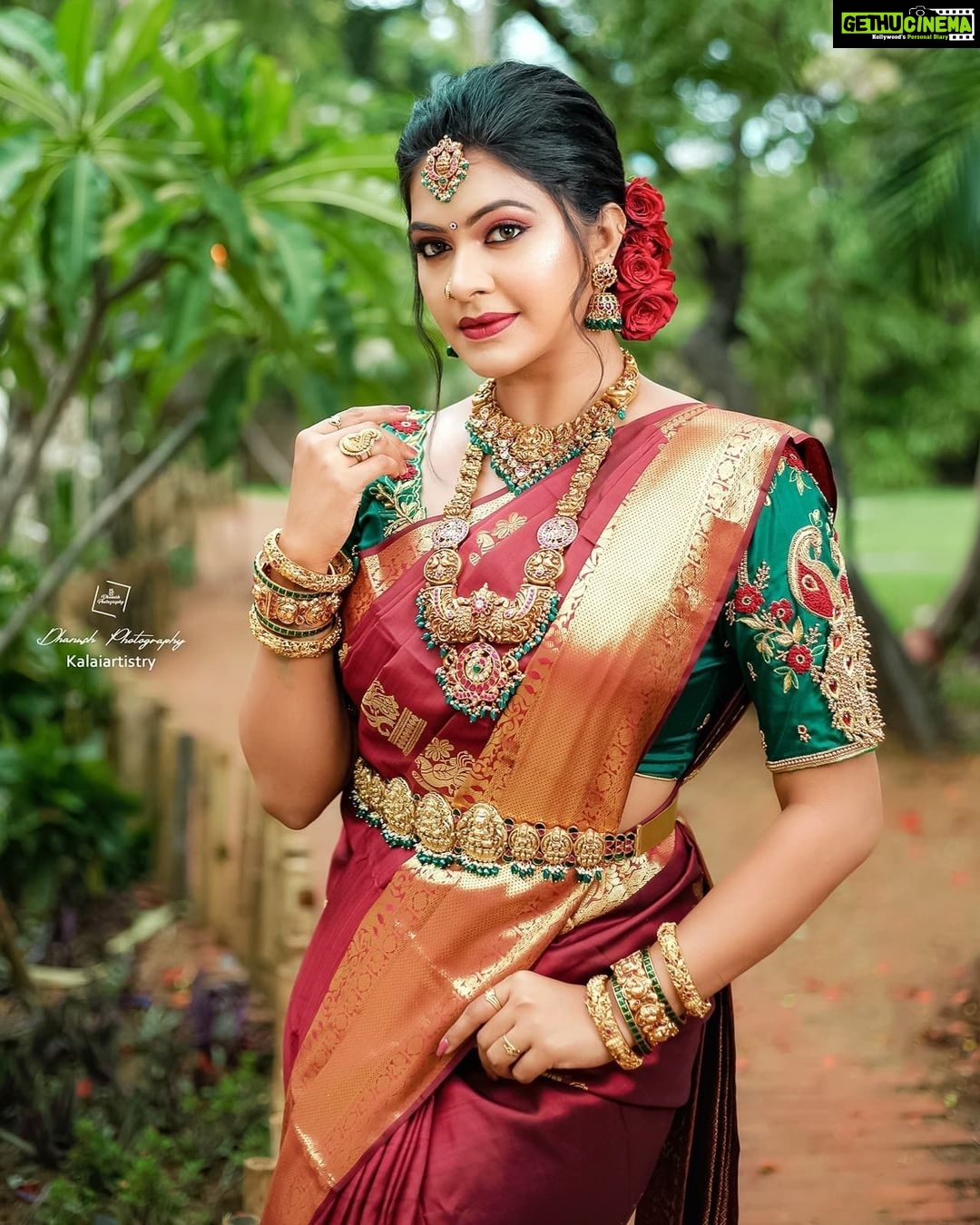 Rachitha Mahalakshmi Instagram - Makeup is to magnify d beauty that already exists.......๐๐๐๐๐ Complete bridal look.... created by ๐ : Mua @kalaiartistry ๐ : Hair @mani_stylist_ ๐ : @dhanush__photography ๐ธ : Saree @prahlasilks : Blouse @kalpana_bridal__blouse : Jewels @vivahbridalcollections : Flowers @reesribridalflowers : #supportwomenentrepreneurs๐๐ผ๐ช๐ป ๐