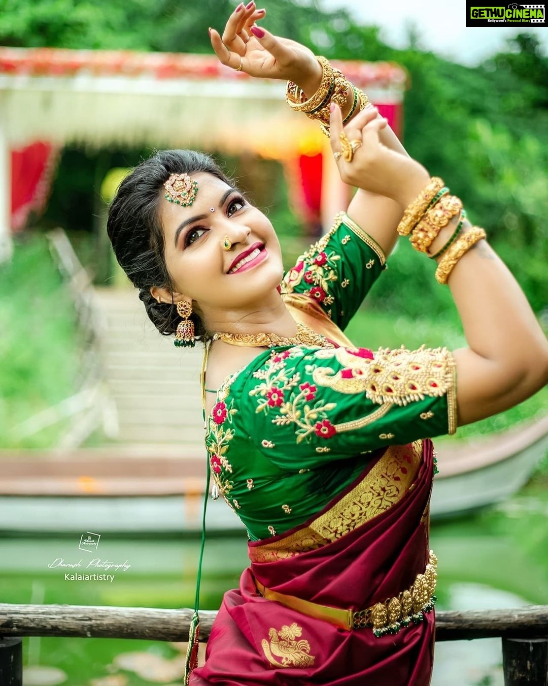Rachitha Mahalakshmi Instagram - Makeup is to magnify d beauty that already exists.......๐๐๐๐๐ Complete bridal look.... created by ๐ : Mua @kalaiartistry ๐ : Hair @mani_stylist_ ๐ : @dhanush__photography ๐ธ : Saree @prahlasilks : Blouse @kalpana_bridal__blouse : Jewels @vivahbridalcollections : Flowers @reesribridalflowers : #supportwomenentrepreneurs๐๐ผ๐ช๐ป ๐