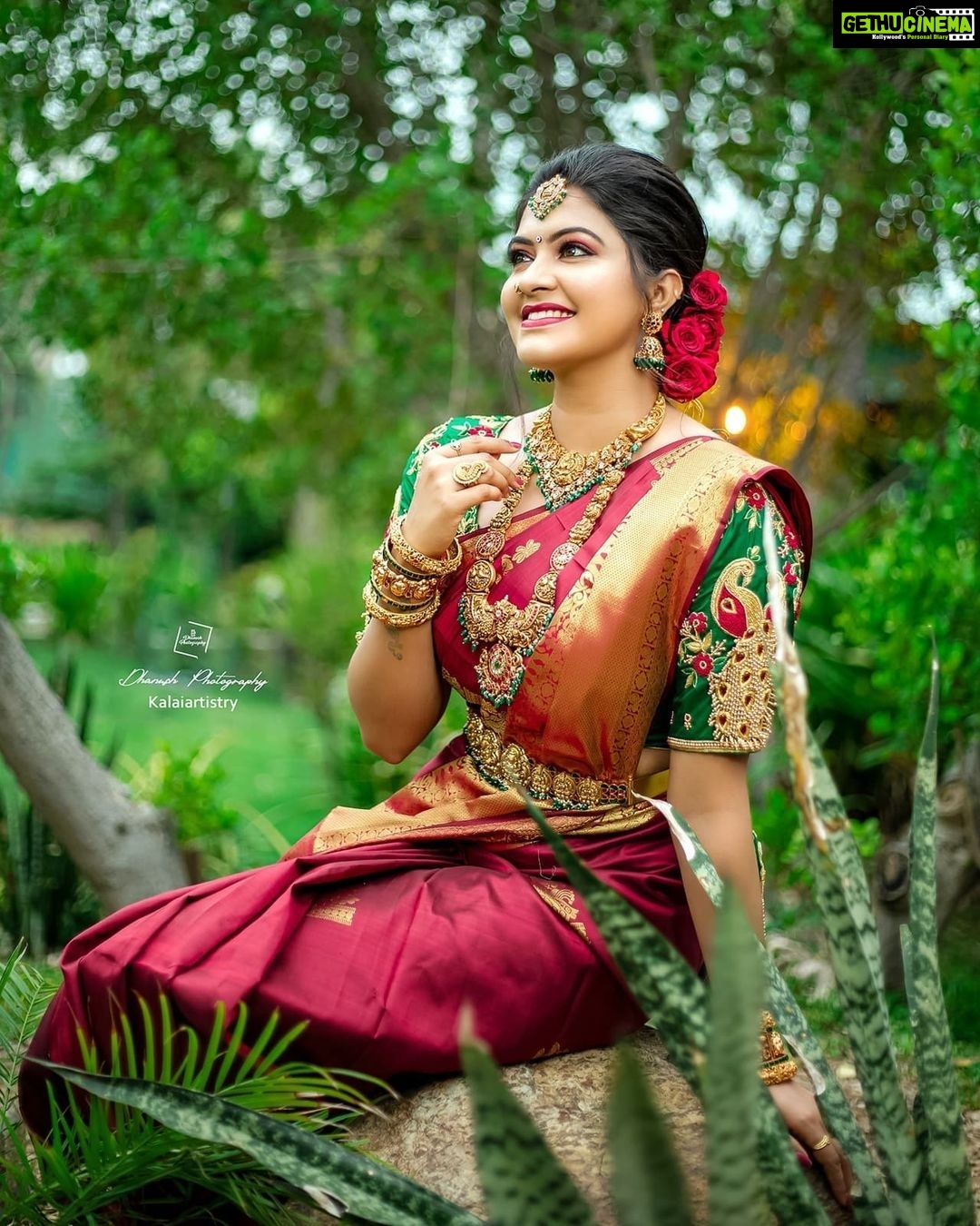 Rachitha Mahalakshmi Instagram - Makeup is to magnify d beauty that already exists.......๐๐๐๐๐ Complete bridal look.... created by ๐ : Mua @kalaiartistry ๐ : Hair @mani_stylist_ ๐ : @dhanush__photography ๐ธ : Saree @prahlasilks : Blouse @kalpana_bridal__blouse : Jewels @vivahbridalcollections : Flowers @reesribridalflowers : #supportwomenentrepreneurs๐๐ผ๐ช๐ป ๐