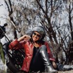 Rachitha Mahalakshmi Instagram - wen life gets complicated just ride..... 🏍️ : Meet my new nanbi 🔥🔥🔥🔥🔥 Miss RUDDY 🔥🔥🔥🔥🔥 : Awesome clicks by @_harini_captures Fine,sweet, impulsive nd Tallented little girl.... ! Which impressed me a lot..... Lovely clicks my dear 🥰🥰🥰🥰 Pic : @_harini_captures : #royalenfield #loveforroyalenfield #passionatedriver #meteor350