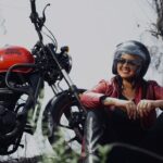 Rachitha Mahalakshmi Instagram - wen life gets complicated just ride..... 🏍️ : Meet my new nanbi 🔥🔥🔥🔥🔥 Miss RUDDY 🔥🔥🔥🔥🔥 : Awesome clicks by @_harini_captures Fine,sweet, impulsive nd Tallented little girl.... ! Which impressed me a lot..... Lovely clicks my dear 🥰🥰🥰🥰 Pic : @_harini_captures : #royalenfield #loveforroyalenfield #passionatedriver #meteor350