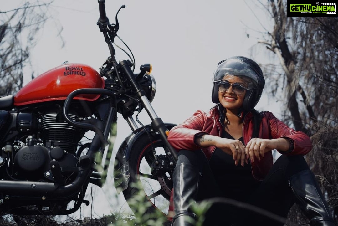 Rachitha Mahalakshmi Instagram - wen life gets complicated just ride..... ποΈ : Meet my new nanbi π₯π₯π₯π₯π₯ Miss RUDDY π₯π₯π₯π₯π₯ : Awesome clicks by @_harini_captures Fine,sweet, impulsive nd Tallented little girl.... ! Which impressed me a lot..... Lovely clicks my dear π₯°π₯°π₯°π₯° Pic : @_harini_captures : #royalenfield #loveforroyalenfield #passionatedriver #meteor350