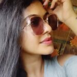 Rachitha Mahalakshmi Instagram - Appo appo konjum ippudiyum irrupom..... 😏😇😇 😁😁😁😁😁 Pic with my new kannadi... 😎😎😎😎 Illae illae.. windshield 😁🤭 Ana yenna Kannadi tha konjum chinnadapochu 🤭 😎🤓