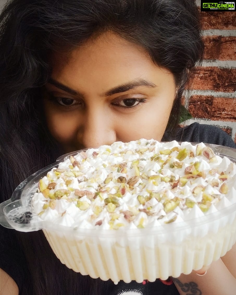 Rachitha Mahalakshmi Instagram - Evenings made more sweeter by @dark_slicesπ° yum yum yummy....... πππππβ€οΈβ€οΈβ€οΈβ€οΈ Pochu.. pochu... Yae diet yellaaaa pochu π©π©π©ππ»ββοΈ