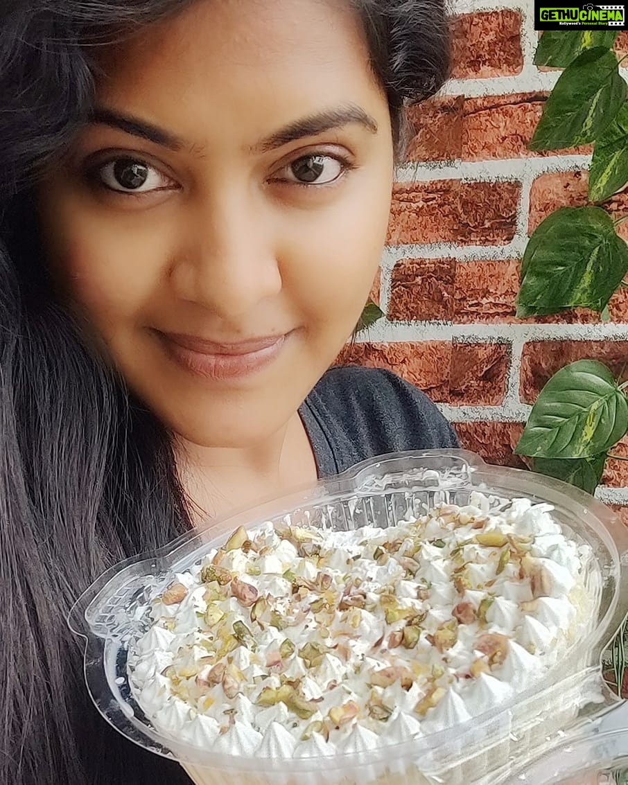 Rachitha Mahalakshmi Instagram - Evenings made more sweeter by @dark_slicesπ° yum yum yummy....... πππππβ€οΈβ€οΈβ€οΈβ€οΈ Pochu.. pochu... Yae diet yellaaaa pochu π©π©π©ππ»ββοΈ