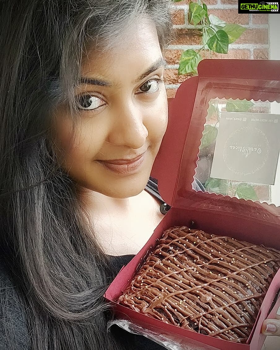 Rachitha Mahalakshmi Instagram - Evenings made more sweeter by @dark_slicesπ° yum yum yummy....... πππππβ€οΈβ€οΈβ€οΈβ€οΈ Pochu.. pochu... Yae diet yellaaaa pochu π©π©π©ππ»ββοΈ