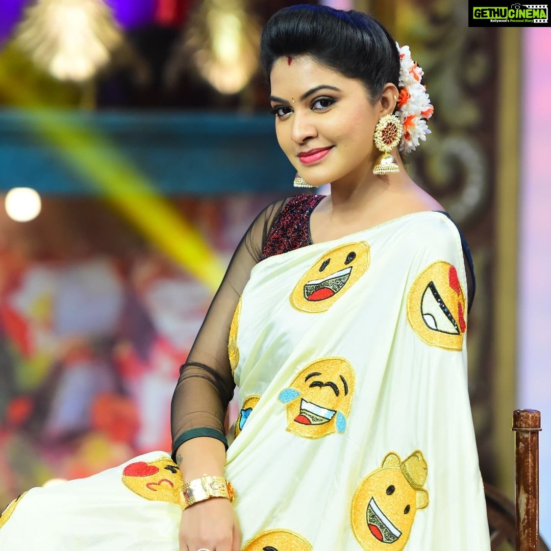 Rachitha Mahalakshmi Instagram - Yedho emoji day yamae.... π€π§ Being a emoji lover remembering my emoji saree from @sdduniqueboutique97 on this day .... π₯°πππ€π₯Ίπ
ππππππππππ€©π€ππ
πππ€ͺππππ³π―ππππ€π€π€π€π€