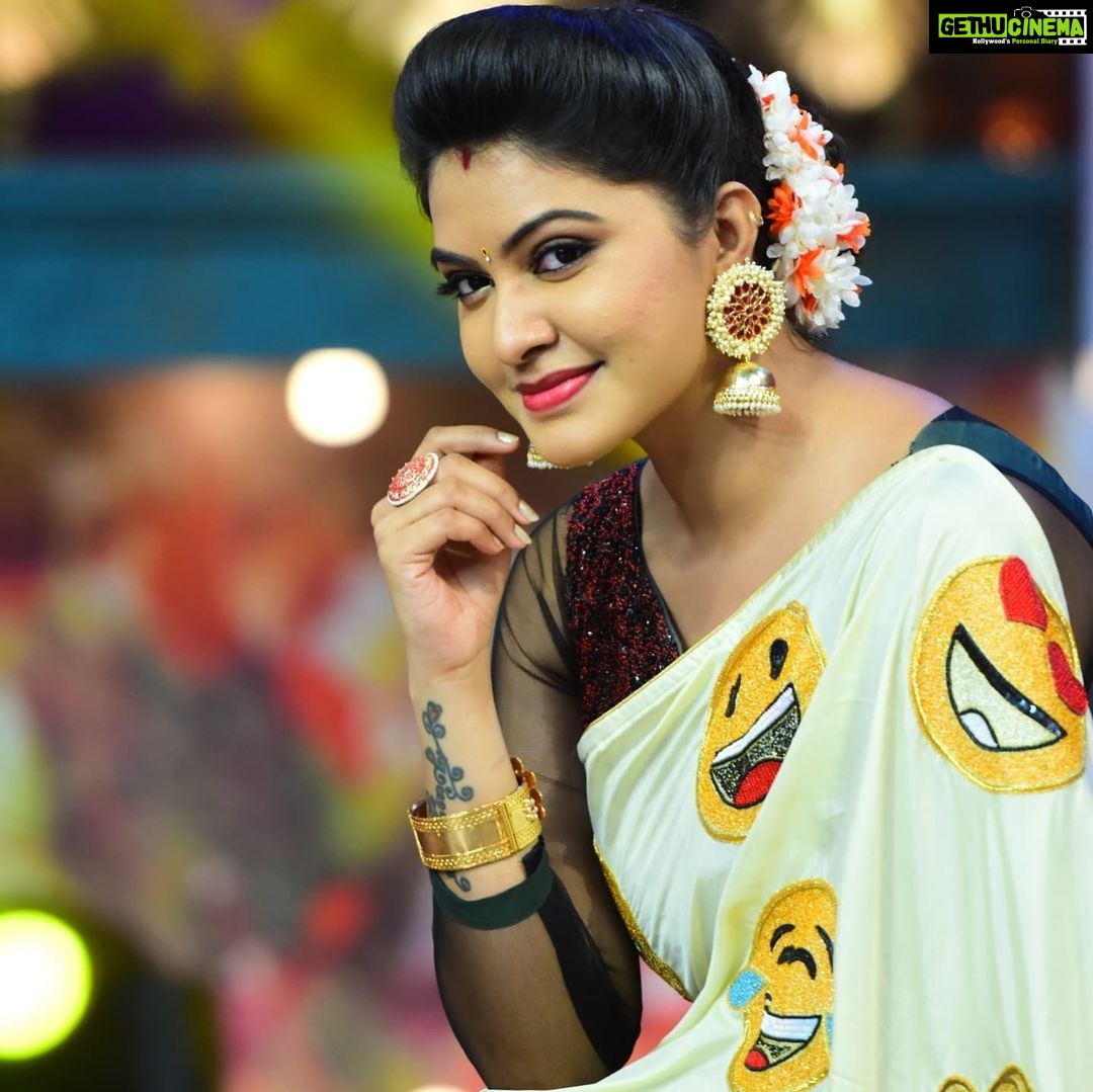 Rachitha Mahalakshmi Instagram - Yedho emoji day yamae.... π€π§ Being a emoji lover remembering my emoji saree from @sdduniqueboutique97 on this day .... π₯°πππ€π₯Ίπ
ππππππππππ€©π€ππ
πππ€ͺππππ³π―ππππ€π€π€π€π€