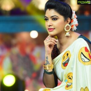 Rachitha Mahalakshmi Instagram - Yedho emoji day yamae.... 🤔🧐 Being a emoji lover remembering my emoji saree from @sdduniqueboutique97 on this day .... 🥰😇🙂🤔🥺😅😊😋😀😎😄😚😗😘😍🤩🤗😭😅😋😝🤪😁😁😁😳😯😊😌😉🤭🤗🤭🤭🤭