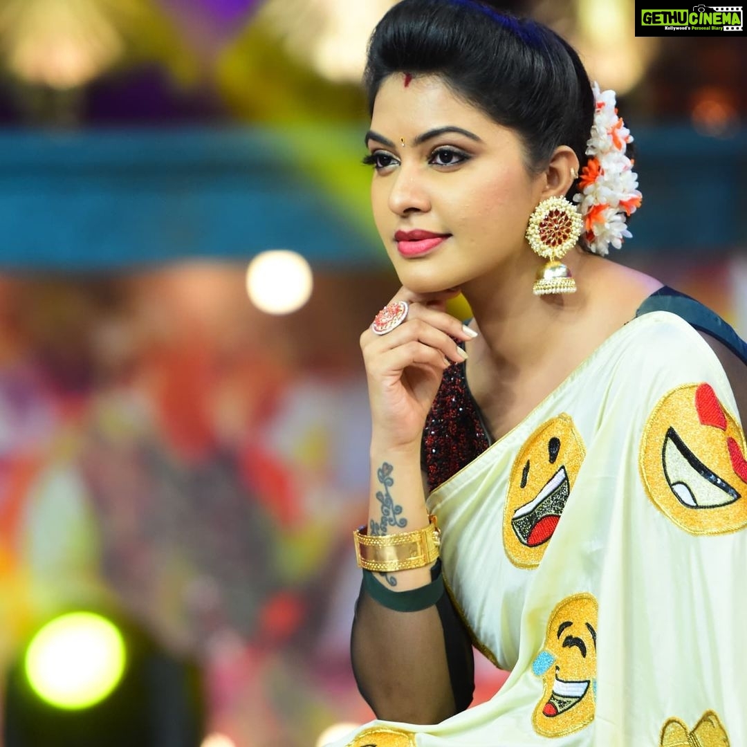 Rachitha Mahalakshmi Instagram - Yedho emoji day yamae.... π€π§ Being a emoji lover remembering my emoji saree from @sdduniqueboutique97 on this day .... π₯°πππ€π₯Ίπ
ππππππππππ€©π€ππ
πππ€ͺππππ³π―ππππ€π€π€π€π€