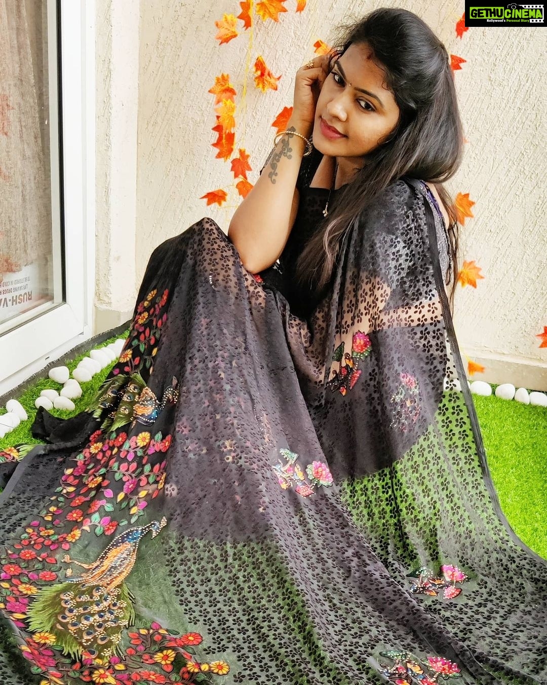 Rachitha Mahalakshmi Instagram - ๐ judge me wen u r perfect ๐ : Everything has beauty....... but Black is more beautiful.... ๐ค๐ค๐ค๐ค๐ค๐๐๐๐ : #sareelove @fameblueboutique : #supportwomenentrepreneurs๐๐ผ๐ช๐ป