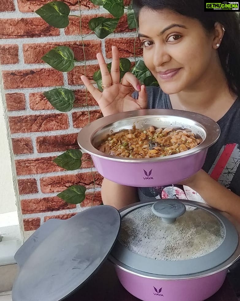 Rachitha Mahalakshmi Instagram - @vayaindia Hautecase making my Weekends more special than they already are. Insulated, the casserole keeps food fresh, warm and looks absolutely stunning brightening up my dining space. Smart and convenient, it comes in convenient sizes and with 2 different types of lids. Check out the entire collection at Vaya.in #vayaindia #vayahautecase #casserole #sundaymeal