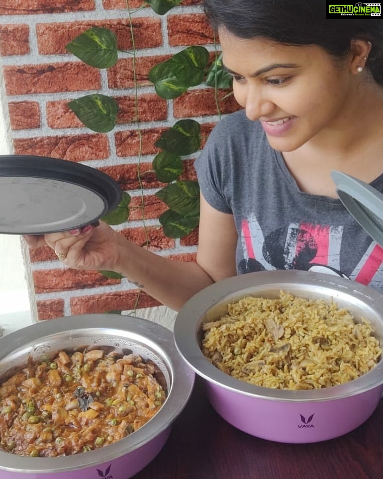 Rachitha Mahalakshmi Instagram - @vayaindia Hautecase making my Weekends more special than they already are. Insulated, the casserole keeps food fresh, warm and looks absolutely stunning brightening up my dining space. Smart and convenient, it comes in convenient sizes and with 2 different types of lids. Check out the entire collection at Vaya.in #vayaindia #vayahautecase #casserole #sundaymeal