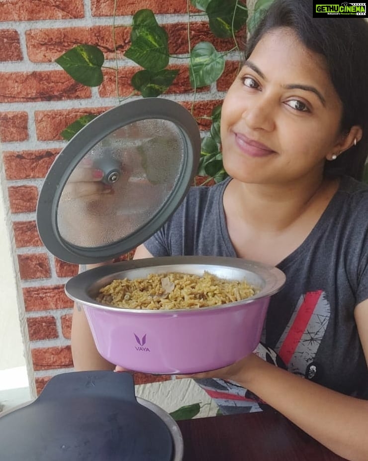 Rachitha Mahalakshmi Instagram - @vayaindia Hautecase making my Weekends more special than they already are. Insulated, the casserole keeps food fresh, warm and looks absolutely stunning brightening up my dining space. Smart and convenient, it comes in convenient sizes and with 2 different types of lids. Check out the entire collection at Vaya.in #vayaindia #vayahautecase #casserole #sundaymeal