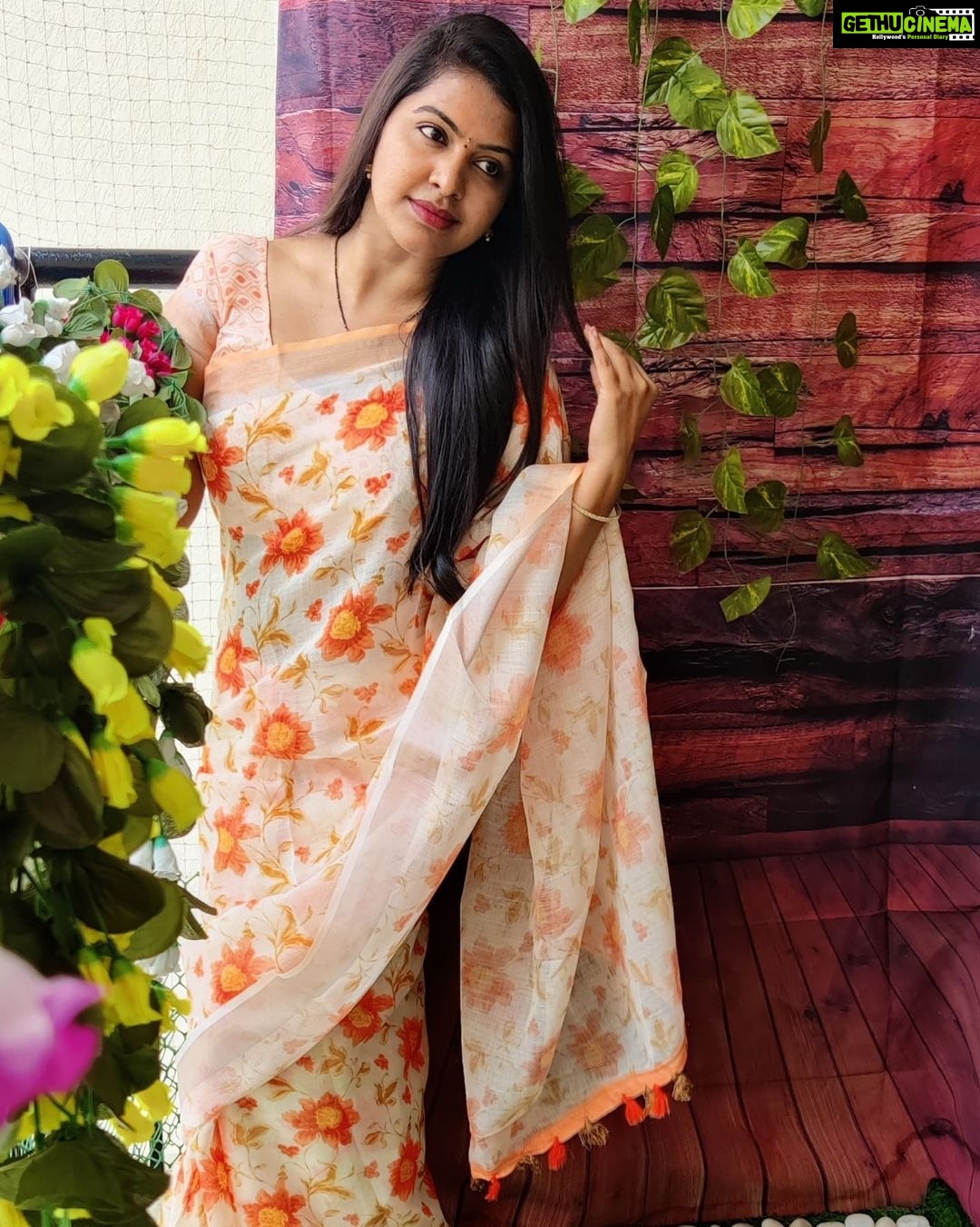 Rachitha Mahalakshmi Instagram - My biggest part in my tiny little world.... 🐱🐾🐾 @siberian_whiskeygrey 😻😻😻 : #sareelove @dearunique_1 : #supportwomenentrepreneurs🙋🏼💪🏻