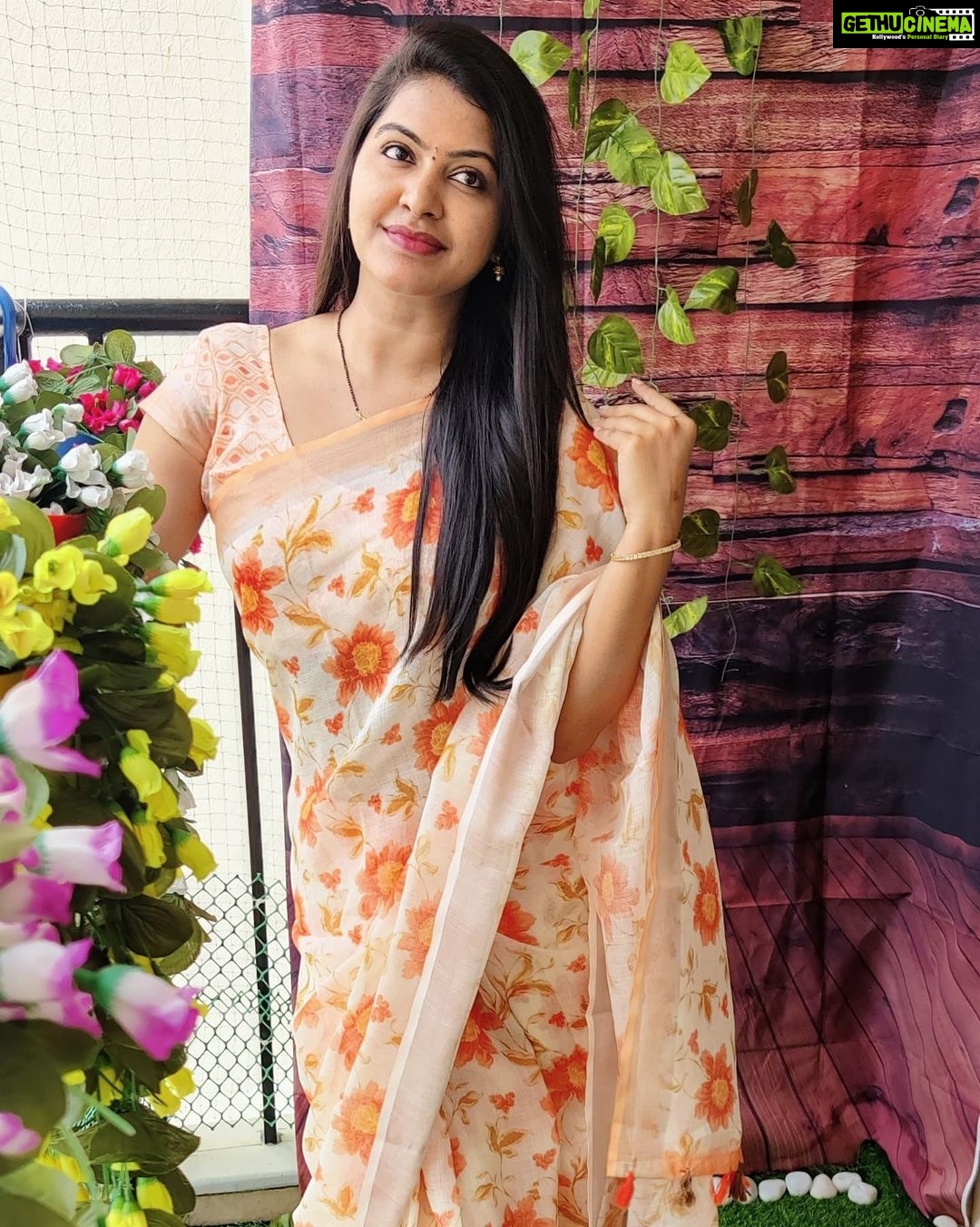 Rachitha Mahalakshmi Instagram - My biggest part in my tiny little world.... 🐱🐾🐾 @siberian_whiskeygrey 😻😻😻 : #sareelove @dearunique_1 : #supportwomenentrepreneurs🙋🏼💪🏻
