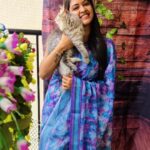Rachitha Mahalakshmi Instagram – Welcoming Floral collections 🌷🌸🌹🌺🌼🌼🌸🌺🏵️🌷🌸🌹🌻🌹🌺🌸🌷🌼🌻🌹🌸🌷
 with my 🐱🐾🐾 @siberian_whiskeygrey
:
#sareelove @dearunique_1 😇😇😇
:
#supportwomenentrepreneurs🙋🏼💪🏻