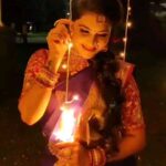 Rachitha Mahalakshmi Instagram - Recently in many of my post I could c PPL commenting saying I look like chittu.... From sm many told she looks like me to her nd wen ever she steps on stag PPL used to scream saying meenakshi meenakshi.... Then only she would say no no na chitra not meenakshi nu...! Many say v look alike but v used to discuss that wen ever v met oh appudiya ok nu !! I hardly felt that v looked alike! until this particular clip😰 this hit me hard.... 🥺 Throughout this clip I didn't c me I saw her insted.... 🥺😢 1st time I felt this.... Quit a shocking resemblence.... Yaen inda kolapam..... Y god... Y.... 🥺 Don't know what to say.... 🥺🥺🥺🥺😢 🤞🤞🤞🤞🤞🤞😓😓😓😓 Still not able to digest few things.... 😓 Yellam kadandhu pogum 🤞🤞🤞🤞 nothing is permanent.... 🤞😓 Give strength nd hope to eachother...🤞 Namaku namba tha arthal sollikanum.... Inda nimisham , inda nodi mattum tha... Make d best out of it nd shine bright my Darlings.... 🙌🙌🙌🙌 Don't wana loose another one anymore.... 🙌🙌🙌🙌