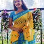 Rachitha Mahalakshmi Instagram - Colours speak louder than words.... 💛💙 : #sareelove @yaalaboutique : Customized blouse @as_ladies_stitch : #supportwomenentrepreneurs🙋🏼💪🏻 😇😇😇😇😇😇
