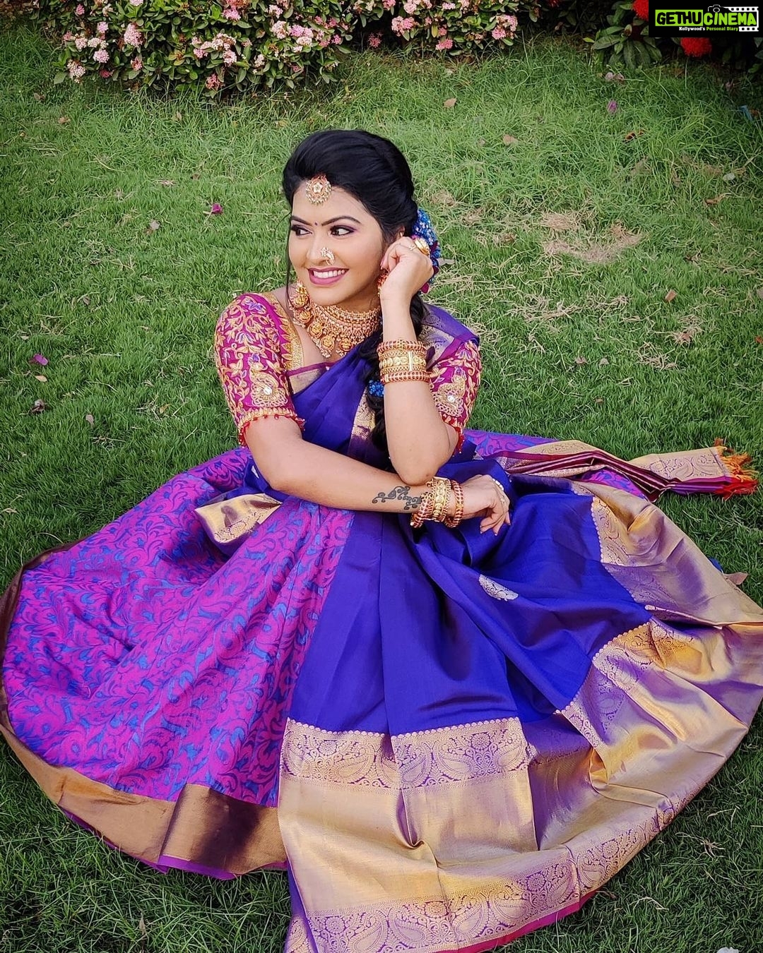 Rachitha Mahalakshmi Instagram - ನಿಮಗೂ ನಿಮ್ಮ ಕುಟುಂಬದವರಿಗೂ, ಯುಗಾದಿ ಹಬ್ಬದ ಹಾರ್ದಿಕ ಶುಭಾಶಯಗಳು😊😊😊 ಈ ಯುಗಾದಿ ನಿಮಗೆ ಒಳ್ಳೆಯ ಆರೋಗ್ಯ, ಸಂತೋಷ, ನೆಮ್ಮದಿ, ಯಶಸ್ಸು ಕೊಡಲಿ..... 🌿💐 "HAPPY UGADI " 😇 : Team behind this look 👇 : MUA : @sharanyas_makeupartistry 😇❤️ 📸 @dhanush__photography : Hairdo @mani_hairstylist : Jewelry @new_ideas_fashions : Saree @prahlasilks 😇 : Customized outfit @plush_boutique_jb ❤️ : Keep waiting for more 😇