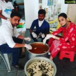 Ragini Dwivedi Instagram – TOGETHER WE CAN ❤️ Our little cloud kitchen with Misal n team 
All of us Made food from our homes for the government hospital Victoria doctors nurses health care staff etc and sent a healthy veg meal ….. so much happiness when you do something to just put a smile on a face 
#quarantine #dosomethingdifferent #stayhealthy #lovenlight #foodforthought #helpeachother #vegetarianfood #unsungheroes #raginidwivedi #socialworklife #happiness #pride Bangalore, India